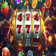 Lightning Dice live dealer rolling three dice in transparent cup on hokiplay slot